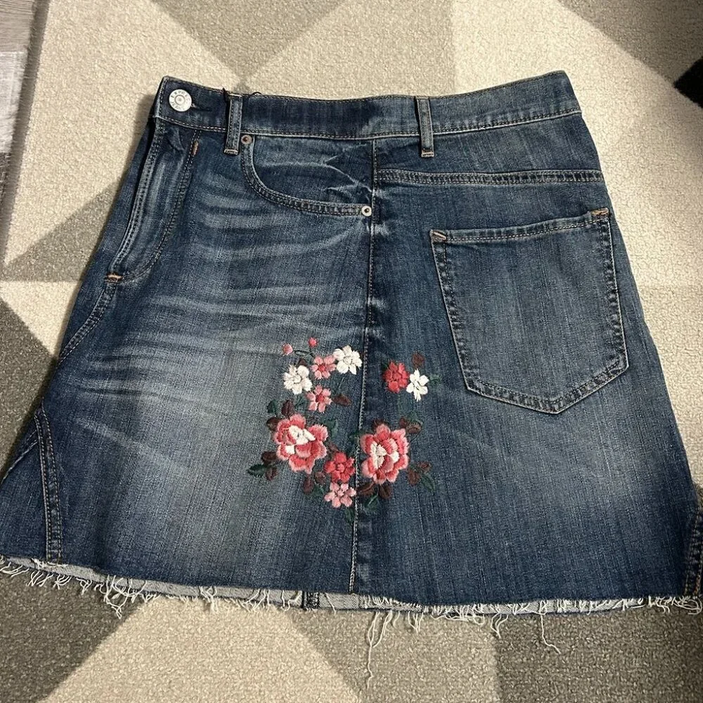 NWT‎ Express Floral Embroidered Raw Hem Jean Denim Mini Skirt Women's Size 6